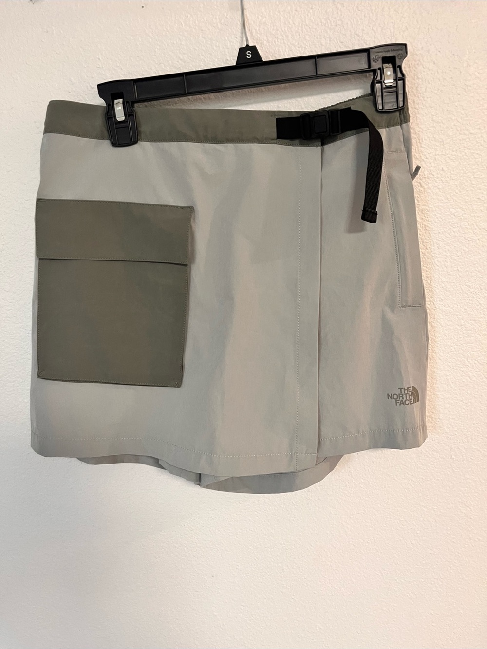 The North Face Women's Skort in Light Gray with Cargo Pocket - Picture 4 of 12